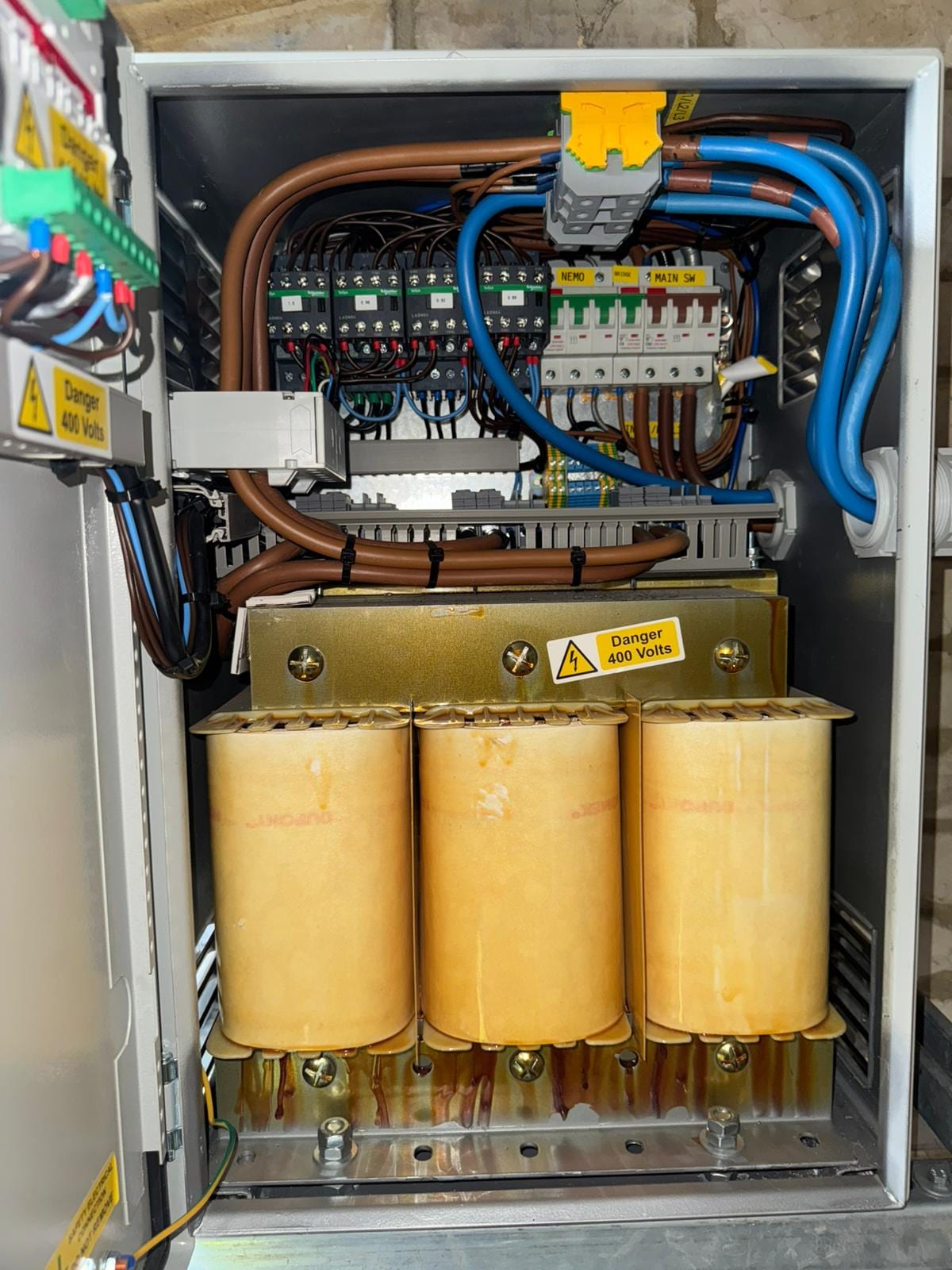 Three-phase transformer installation